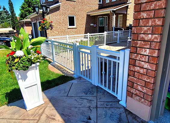 Modern-Aluminum-Railings-With-Collars